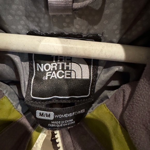 North Face white and green , 2-piece winter coat. Gently worn. - Picture 2 of 3